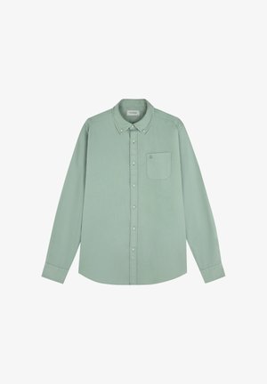 Camisa de manga larga color verde claro con botones, cuello con botones y bolsillo en el pecho, extendida sobre un fondo blanco.