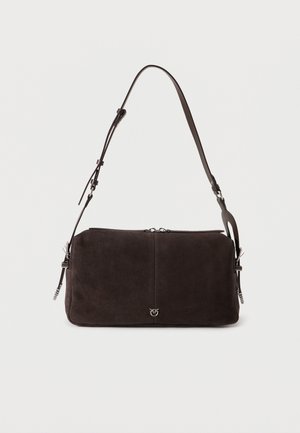 Tumši brūna uz pleca nēsājama zamšādas soma ar regulējamu siksnu, augšējo rāvējslēdzēju un nelielu sudraba krāsas logotipu priekšējā centrā.