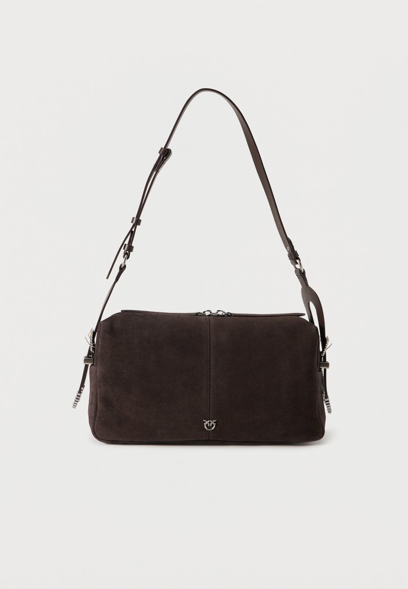 Σκούρο καφέ σουέντ τσάντα ώμου με ρυθμιζόμενο λουρί, φερμουάρ στην κορυφή και μικρό ασημί λογότυπο στο κέντρο της μπροστινής πλευράς.