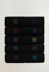 Schwarze Socken, gestapelt in zwei Reihen; jede zeigt ein quadratisches Logo "N" in verschiedenen Farben: Braun, Rot, Lila, Blau, Grün und Gelb.