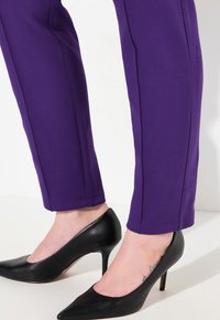 Ulla Popken KONISCHES BEIN BIESE ELASTIKBUND - Pantaloni - purple