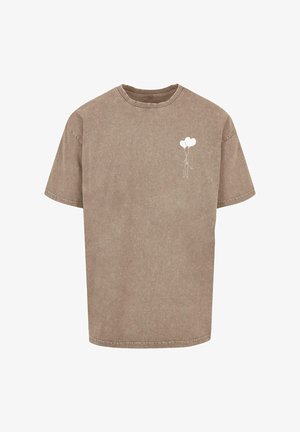 Pruun puuvillane T-särk, millel on mugav lõige, ümar kaelus ja lühikesed varrukad. Särk on kaunistatud väikese valge graafikaga, kus on figuur, kes hoiab õhupalle.