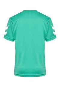 Maillot de sport en polyester turquoise, à manches courtes, avec un col rond, présente des accents en chevron blancs sur les épaules, texture lisse, coupe uniforme.