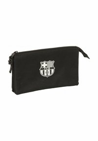 Czarna prostokątna saszetka z zamkiem błyskawicznym z białym logo FC Barcelona umieszczonym na środku przedniej strony.