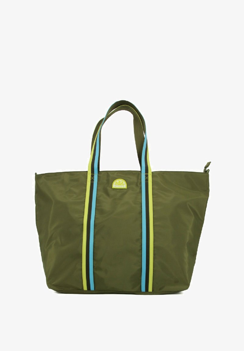 Bolso de mano verde de nailon con doble asa, que presenta acentos de rayas en azul y verde lima, y un pequeño logo circular en la parte frontal.