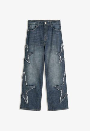 Dunkelblaue Denim-Jeans mit weiten Beinen, die entlang der Seiten ausgefranste sternförmige Aussparungen und einen Kontraststich aufweisen.