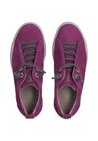 Sneakers viola in suede con lacci elastici grigi, punta rotonda e dettagli del logo discreti sul lato. Presentano una morbida fodera interna e suola in gomma.