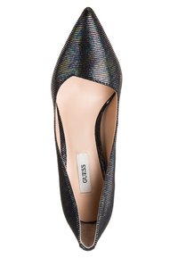 Chaussure plate femme à bout pointu avec motif rayé noir et argent irisé et semelle intérieure beige marquée "GUESS".