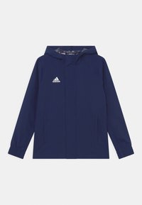 Veste imperméable bleu marine avec capuche, poignets élastiques et deux poches latérales ; présente le logo Adidas blanc sur la poitrine gauche.