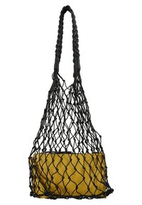 Zwarte gevlochten schoudertas van mesh met knopen die een mosterdgele pouch vasthouden, geïsoleerd op een witte achtergrond.