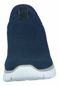 Scarpa slip-on di colore navy realizzata in maglia con tomaia testurizzata, suola in gomma bianca e linguetta sul tallone. Presenta un design senza cuciture con schemi di ventilazione.