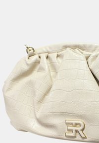 Borsa bianca plissettata in pelle ecologica con stampa effetto coccodrillo. Presenta un dettaglio logo color oro e una chiusura in metallo lucido.