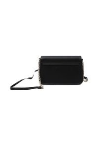 Borsa a tracolla in pelle nera con chiusura a pattina e tracolla in catena argentata, posata su uno sfondo bianco.
