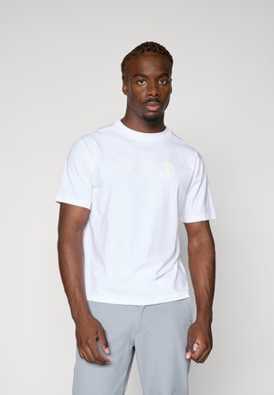 Witte T-shirt met korte mouwen van katoen, met drie bedrukte logo's in lichtbeige op de borst, een ronde hals en een ontspannen pasvorm.