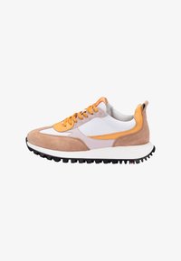 Scarpe basse di camoscio da uomo Tricker's, Inverno 2025/2026 Scarpe basse di camoscio da uomo Tricker's, Inverno 2025/2026