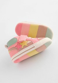 Baskets montantes multicolores avec un mélange de rose, vert menthe et jaune. Présente deux accents en forme d'étoile, une sangle Velcro et une semelle texturée.