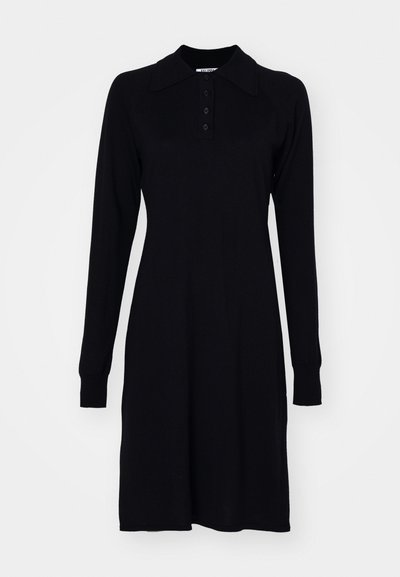 Svart långärmad polo klänning i mjukt tyg, med krage, knapplist och ribbade ärmmuddar, samt en rak silhuett.