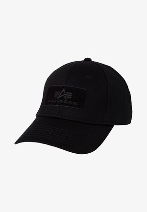 Czarna czapka baseballowa z tkaniny, z rzepem i napisem "ALPHA INDUSTRIES" oraz stylizowanym logo z przodu.