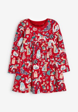Robe rouge à manches longues arborant divers motifs ludiques sur le thème des fêtes, incluant des animaux, des arbres et des décorations, avec une taille à volants.
