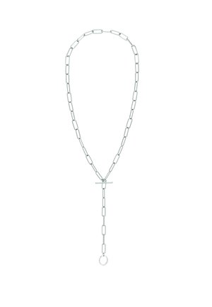 Sølvkæde med aflange led, med T-stangs-lås og en hængende løkkevedhæng i midten.