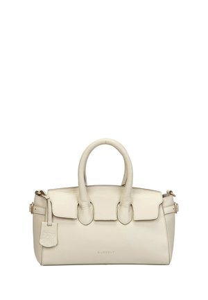 Cremefarbene Ledertasche mit doppelten Griffen, Klappdetails, seitlichen Schnallen und einem kleinen geprägten Markenschild, das an der linken Seite hängt.