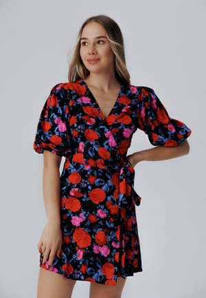 Schwarzes Blumenkleid mit roten und pinken Rosen sowie grünen Blättern, kurzen Puffärmeln, einem V-Ausschnitt und einem gebundenen Taillengürtel.