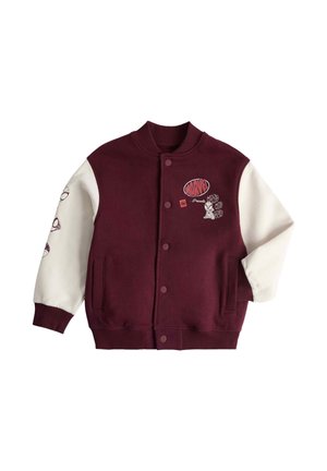Bordeaux og hvid varsityjakke med Marvel-logo, Spider-Man-patch på brystet og Spider-Man øjenmotiver på venstre ærme.