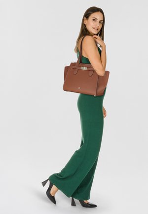 Borsa tote in pelle marrone con doppi manici superiori, caratterizzata da una superficie testurizzata, dettagli argentati e cuciture decorative.