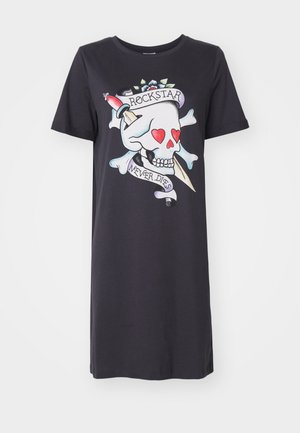 Vestido T-shirt preto com uma gráfica colorida de um crânio com corações, ossos cruzados e o texto "ROCKSTAR NUNCA MORRE." Mangas curtas, caimento descontraído.