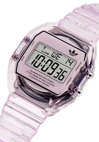 Reloj digital de pulsera con una banda de plástico translúcido de color púrpura claro, cara rectangular, botones plateados y una pantalla digital que muestra la hora y la fecha.