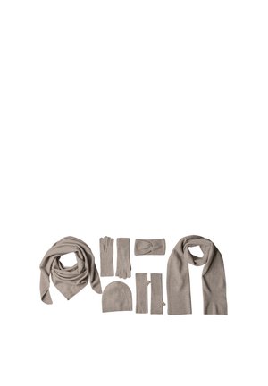 Ensemble d'hiver beige tricoté avec écharpe, gants, bonnet, mitaines et bandeau disposés sur fond blanc.