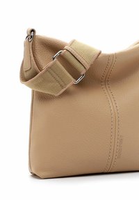 Skórzana torba na ramię w kolorze brązowym o teksturowanym wykończeniu, z paskiem z matową klamrą i kontrastującymi detalami stębnowania.