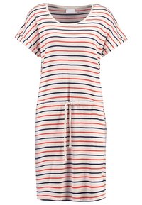 Robe rayée en tissu léger ; présente des manches courtes, un col rond et une taille avec cordon de serrage. Rayures rouges, bleues et crème.