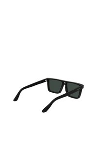 Occhiali da sole neri rettangolari con lenti scure, montatura in plastica spessa e aste diritte. Branding sottile sull'asta. Nessun modello o accento visibile.