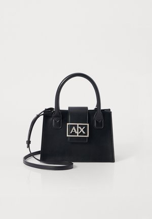 Črna usnjena torbica s strukturirano zasnovo, zgornjimi ročaji in snemljivim naramnim trakom. Vsebuje srebrno logotipno ploščico in gladko teksturo.