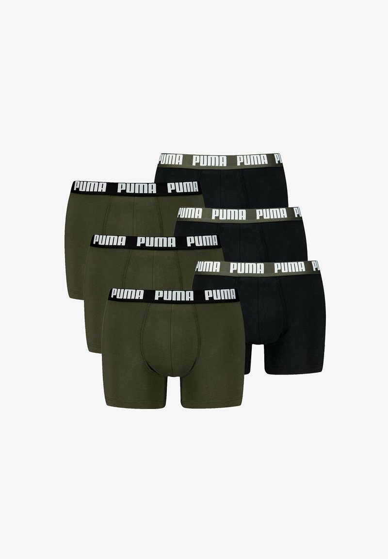 Bóxer tipo slip para hombre, que incluye un par negro y dos pares verde oliva. Material suave, diseño ajustado, con una amplia cinturilla negra que muestra "PUMA."