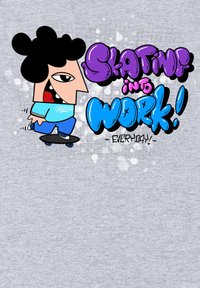 Grafický design s postavou na skateboardu, oblečenou v světle modrém tričku, s živě fialovým a modrým textem "Skating into Work!" na šedém pozadí.