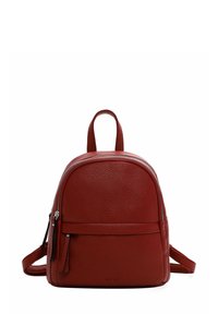 Zaino in pelle rossa con forma arrotondata, superficie testurizzata, doppie cerniere e spallacci regolabili. Presenta tasche laterali.