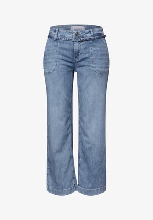 Jeans à jambes larges bleu clair avec taille haute, poches plaquées à l’avant, passants pour ceinture, et ceinture assortie en tissu avec boucle en métal.