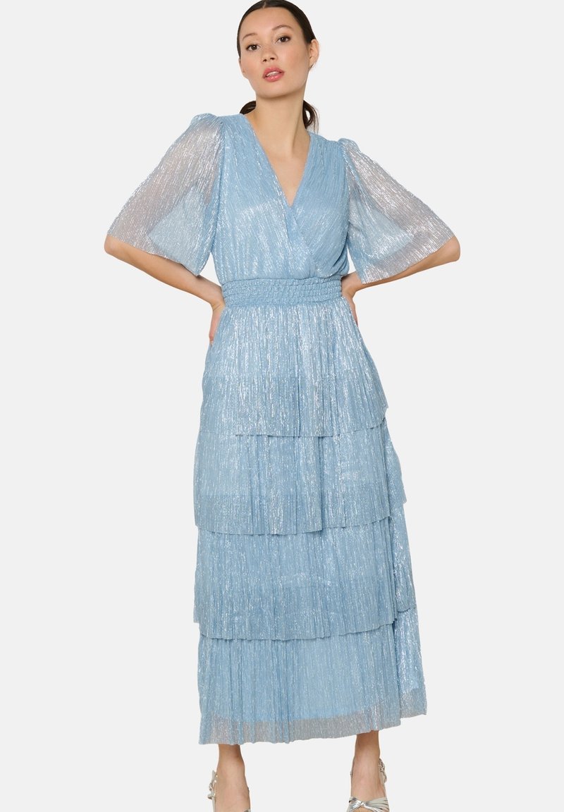 Jasnoniebieska, warstwowa, długa sukienka z falbanami. Teksturowany materiał o błyszczącym wykończeniu i krótkich bufiastej rękawach. Dekolt w kształcie litery V i elastyczna talia.