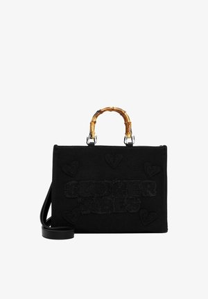 Schwarze rechteckige Handtasche mit Bambusgriff, abnehmbarem schwarzen Schulterriemen, geprägtem Schriftzug "SUMMER VIBES" und herzförmigen Verzierungen.