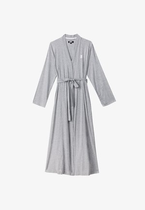 Accappatoio lungo grigio realizzato in tessuto morbido. Presenta una vita con cintura, maniche ampie e un design semplice con un piccolo logo sul petto.