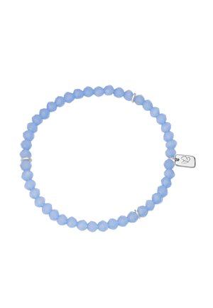 Bracelet extensible avec des perles rondes translucides bleu clair, trois anneaux intercalaires en argent et une petite plaque en argent avec une gravure de colombe.