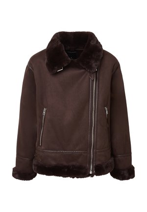 Giacca in pelo sintetico marrone scuro con ampio colletto, zip frontale asimmetrica, tasche laterali con zip e finiture in pelliccia su polsini e orlo.