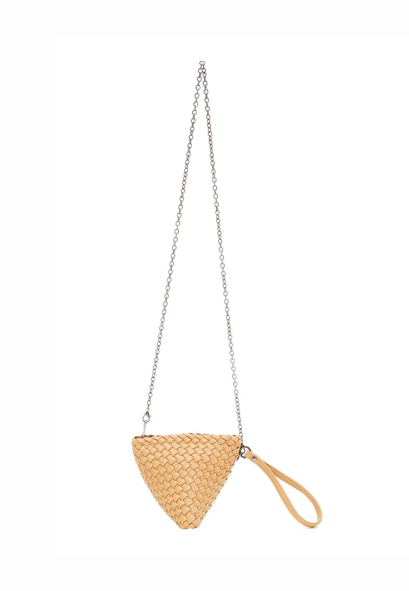 Vævet trekantet taske i lys tan læder med metal kædetræk og håndledsrem. Har en glat overflade og minimalistisk design.