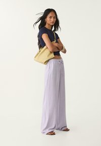 Stradivarius FLOWING - Stoffhose - lilac