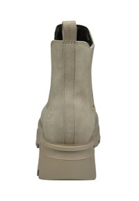 Hellbraune Wildlederschuh mit glatter Textur, ausgestattet mit einer Stoffzugschlaufe, verstärkten Nähten und einer stabilen Gummisohle.