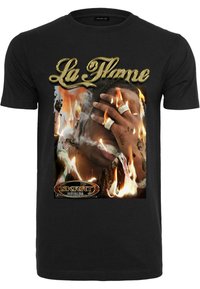 Melnas kokvilnas T-krekls ar lielu grafiku, kurā redzami liesmas un persona, kas aizsedz seju. Zelta teksts "La Flame" augšpusē un "SKRRT Restricted" apakšpusē.