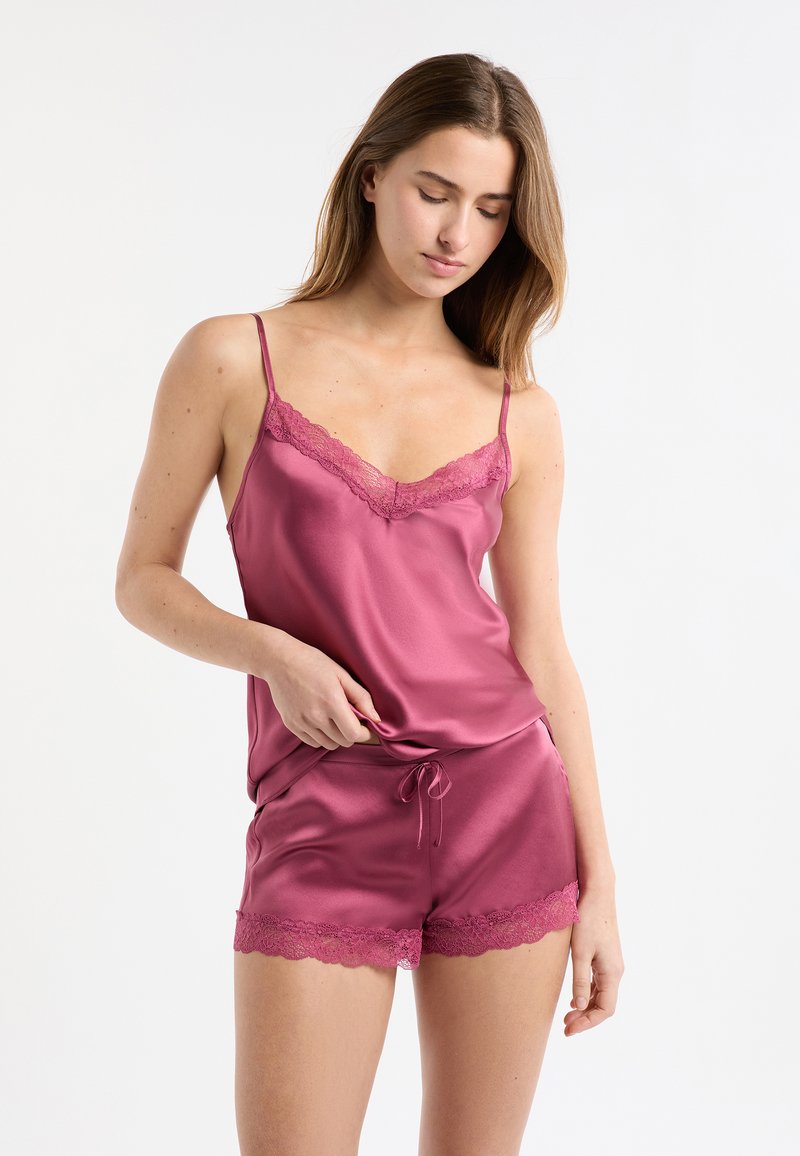 Satijnen loungewear set in diep roze met een cami-top met kanten rand en bijpassende korte broek, versierd met een kanten zoom en een taille met trekkoord.