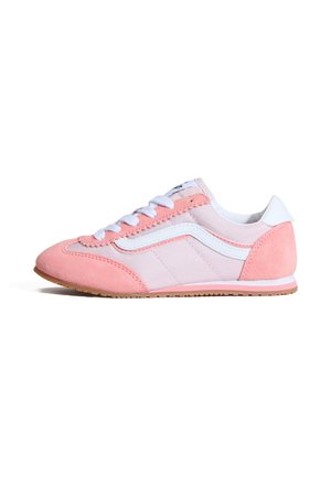 Baskets basses en rose et rose clair avec des lacets blancs, une bande latérale blanche et une semelle en caoutchouc beige, vues de côté gauche.